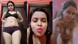 Hot Desi Girl Showing And Fingering Nude Pussy Fucked HD